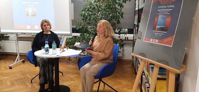 Prowadząca, przy stoliku, prowadzi rozmowę z  autorką Moniką Tadrą 