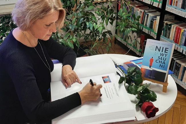 Autorka książki Niewysłuchani, Monika Tadra wpisuje się do Księgi Pamiątkowej