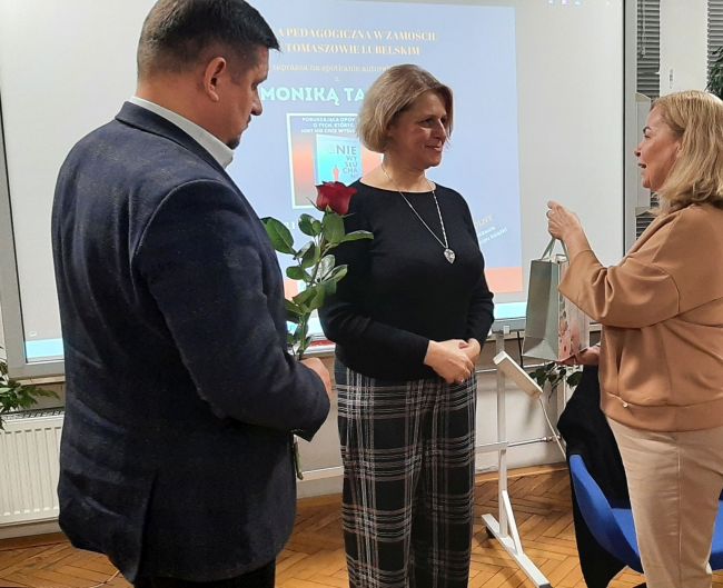 Wręczenie podziękowania autorce przez organizatorów spotkania