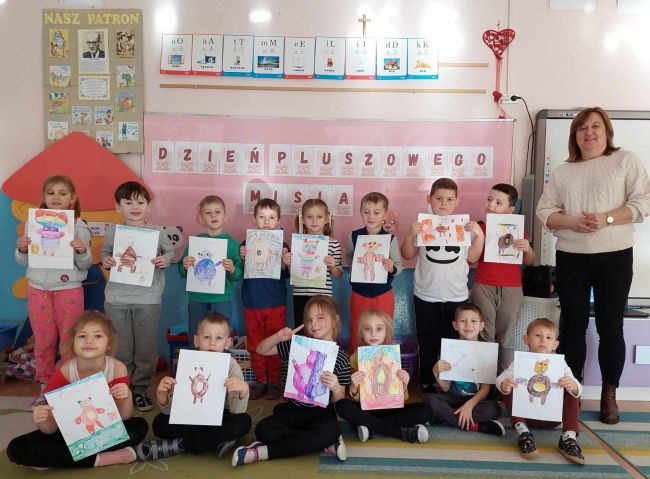 Wspólne zdjęcie nauczyciela z przedszkolakami.