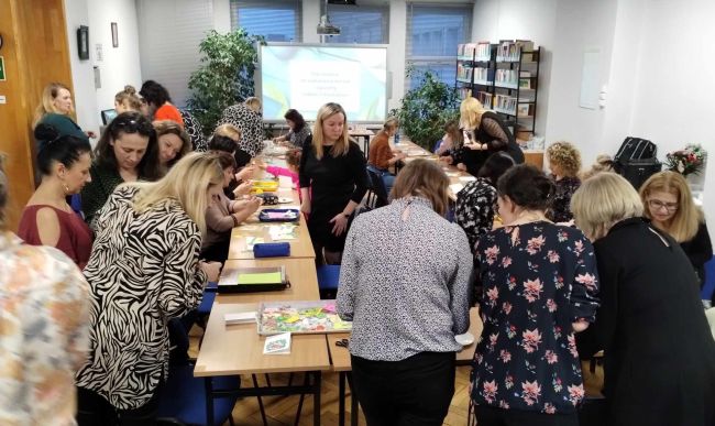 Nauczyciele przy praktycznych warsztatach robienia kartek