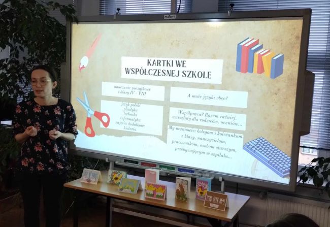Prowadząca warsztaty wyświetla i omawia prezentację
