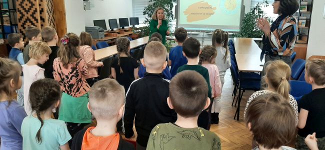 Zabawa ruchowa. Dzieci klaszczą w rytm piosenki o zegarze