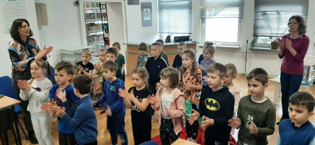 Zabawa ruchowa. Dzieci klaszczą w rytm piosenki o zegarze