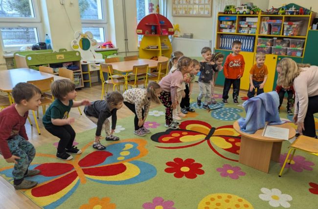 Zabawa ruchowa. Dzieci naśladują nauczyciela
