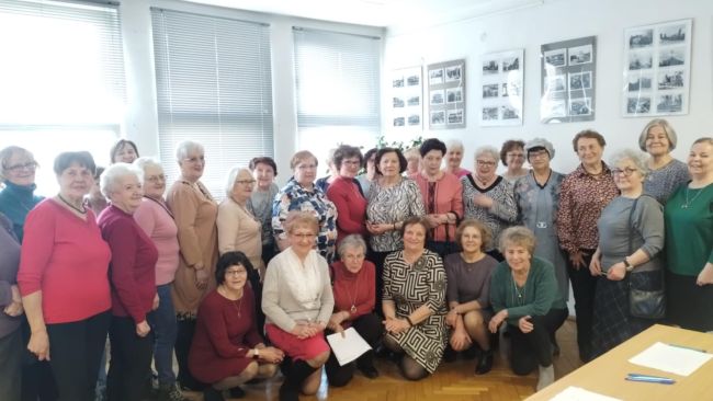 Wspólne zdjęcie uczestników warsztatów dla seniorów.