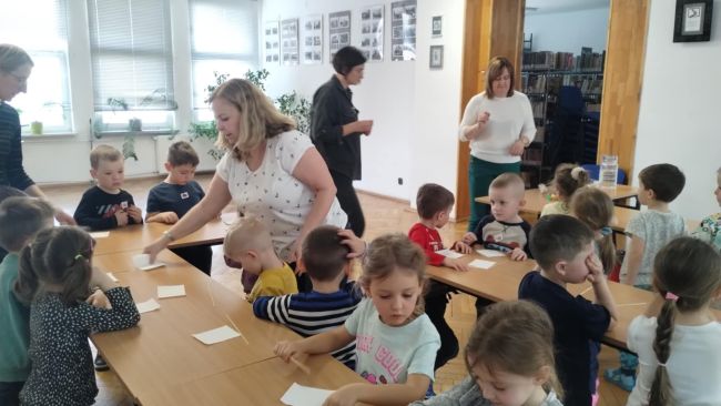 Dzieci wykonują pracę plastyczną