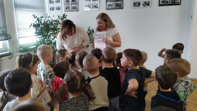 Dzieci dziękują nauczycielkom prowadzącym zajęcia