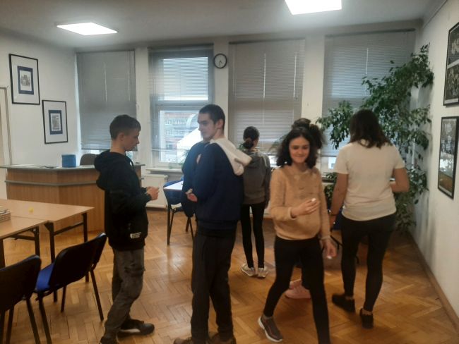 Dzieci chodzą po sali i szukają ukrytych niespodzianek wielkanocnych.