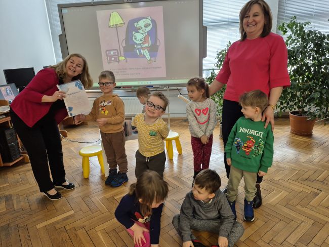 Wspólne zdjęcie nauczycieli i dzieci uczestniczących w zajęciach.