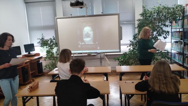 Na zdjęciu uczestnicy II etapu Wojewódzkiego Konkursu Czytelniczego „Czy znasz…?”  dla klas 7-8 oraz członkowie komisji konkursowej 