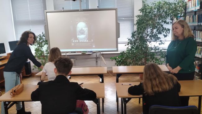 Na zdjęciu uczestnicy II etapu Wojewódzkiego Konkursu Czytelniczego „Czy znasz…?”  dla klas 7-8 oraz członkowie komisji konkursowej 