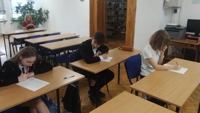 Na zdjęciu uczestnicy II etapu Wojewódzkiego Konkursu Czytelniczego „Czy znasz…?”  dla klas 7-8 wraz z opiekunem