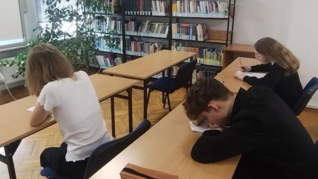 Na zdjęciu uczestnicy II etapu Wojewódzkiego Konkursu Czytelniczego „Czy znasz…?”  dla klas 7-8 wraz z opiekunem