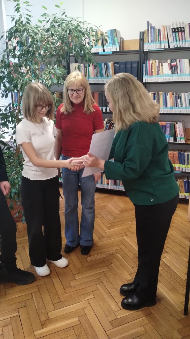 Na zdjęciu wręczenie pamiątkowych podziękowań za udział w II etapie Wojewódzkiego Konkursu Czytelniczego „Czy znasz…?”  dla klas 7-8 