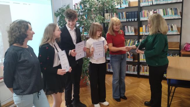 Na zdjęciu wręczenie pamiątkowych podziękowań za udział w II etapie Wojewódzkiego Konkursu Czytelniczego „Czy znasz…?”  dla klas 7-8 