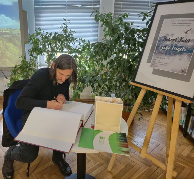 Autor wpisuje się do kroniki bibliotecznej