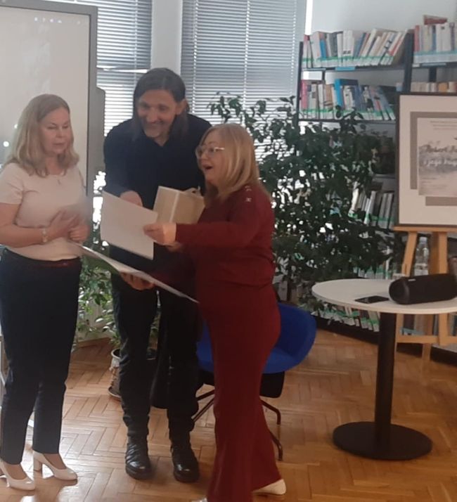 Wręczenie podziękowania dla gościa Roberta Kulika