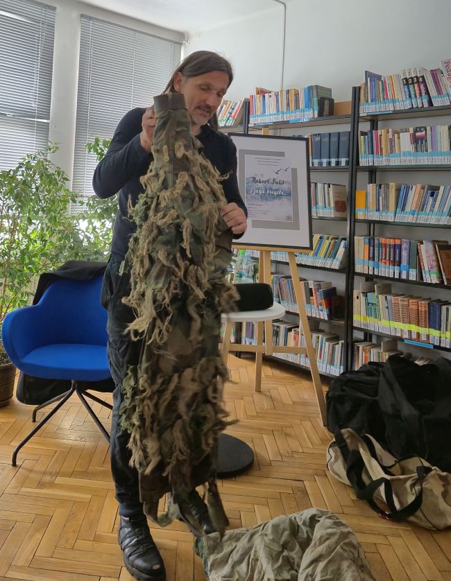Robert Kulik prezentuje mundur wojskowy