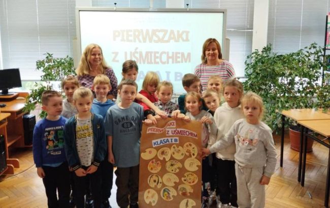 Zdjęcie grupowe na zakończenie zajęć z wykonanym plakatem