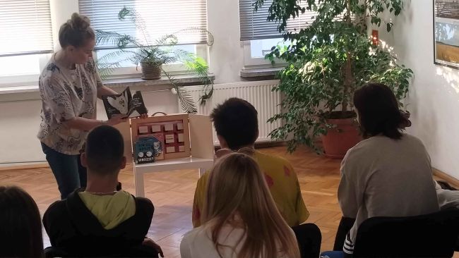 Prowadząca prezentuje kreatywne książki dla dzieci.