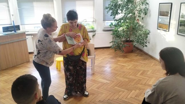 Uczennica prezentuje książkę.