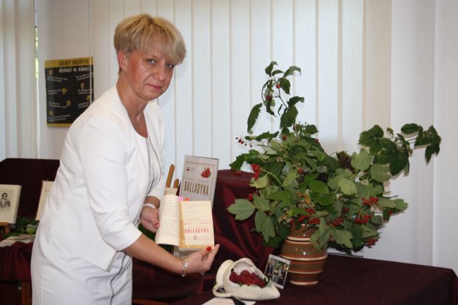 Pani Dyrektor Biblioteki Pedagogicznej z  pieczęcią Narodowego Czytania na egzemplarzach Balladyny