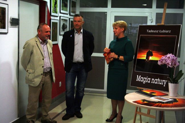 moment otwarcia wystawy przez Panią dr Dorotę Mach – dyrektor Biblioteki Pedagogicznej w Zamościu oraz Pana Andrzeja Pogudza – Prezes Zamojskiego Towarzystwa Fotograficznego i głównego twórcy wystawy Pana Tadeusza Łubiarza
