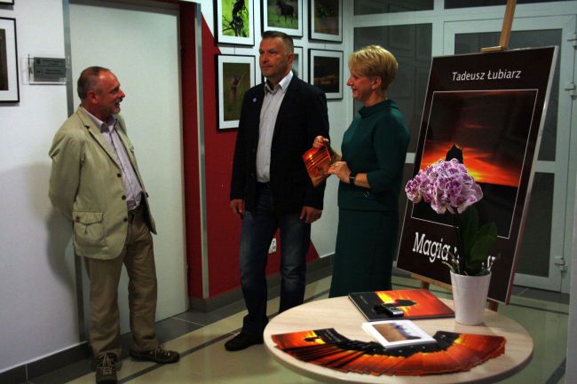 fotografia przedstawia Panią dr Dorotę Mach – dyrektor Biblioteki Pedagogicznej w Zamościu oraz Pana Andrzeja Pogudza – Prezes Zamojskiego Towarzystwa Fotograficznego i głównego twórcę wystawy Pana Tadeusza Łubiarza