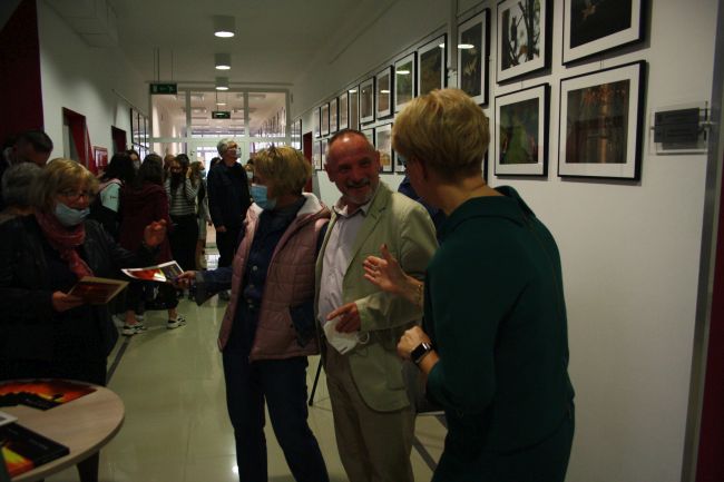 na głównym planie autor wystawy Pan Tadeusz Łubiarz i Pani dr Dorota Mach - dyrektor Biblioteki Pedagogicznej w Zamościu, w tle osoby uczestniczące w jej otwarciu