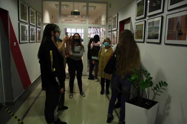 fotografia przedstawia osoby uczestniczące w otwarciu wystawy