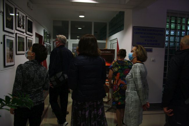 fotografia przedstawia osoby uczestniczące w otwarciu wystawy