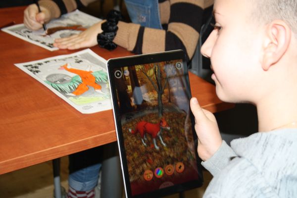 uczeń ogląda na tablecie pokolorowany rysunek w aplikacji quiver