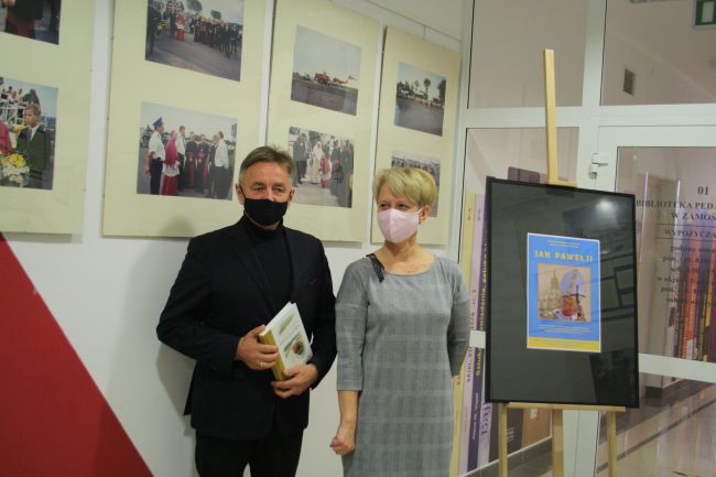 Na fotografii autor wystawy  - pan Janusz Kawałko i pani dr Dorota Mach – dyrektor Biblioteki Pedagogicznej w Zamościu, w której galerii miał miejsce wernisaż wystawy.