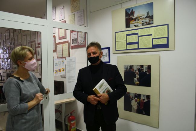 Na fotografii autor wystawy  - pan Janusz Kawałko i pani dr Dorota Mach – dyrektor Biblioteki Pedagogicznej w Zamościu, w której galerii miał miejsce wernisaż wystawy.