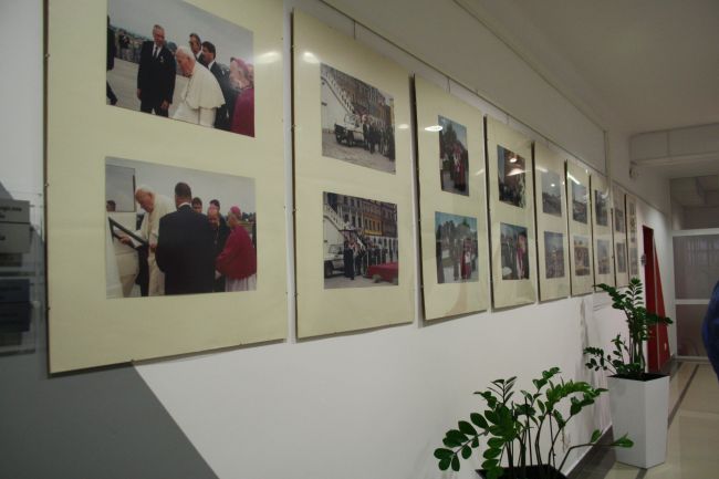 na fotografii prace, które można oglądać na wystawie.
