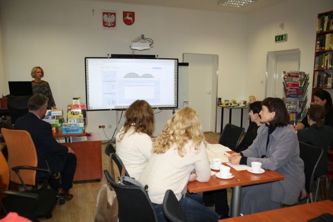 Na zdjęciu osoba prowadząca pani dr Dorota Mach dyrektor Biblioteki Pedagogicznej w Zamościu i doradca metodyczny LSCDN oraz uczestnicy spotkania metodycznego