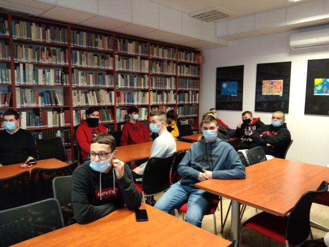 Na zdjęciu nauczyciele i uczniowie Zespołu Szkół Ponadgimnazjalnych nr 4