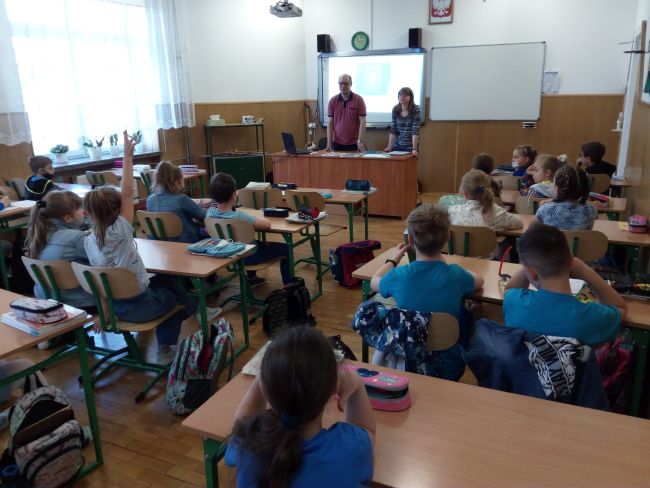 Dwóch nauczycieli bibliotekarzy Biblioteki Pedagogicznej w Zamościu wraz z uczniami  - uczestnikami warsztatów
