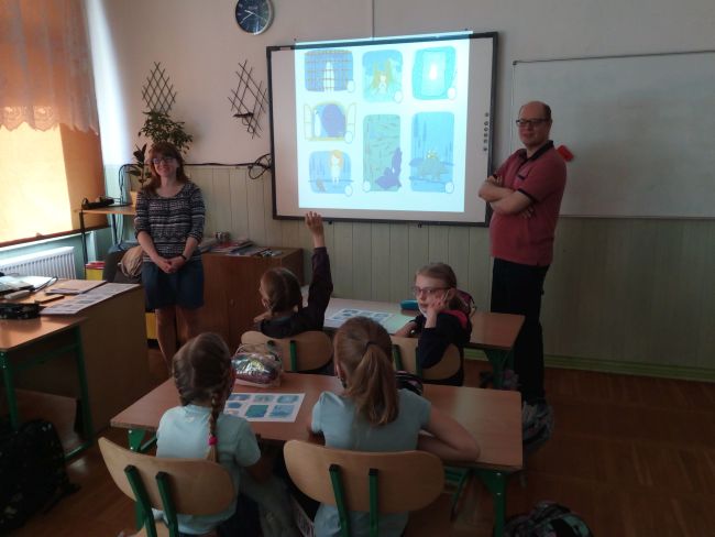Dwóch nauczycieli bibliotekarzy Biblioteki Pedagogicznej w Zamościu wraz z uczniami  - uczestnikami warsztatów