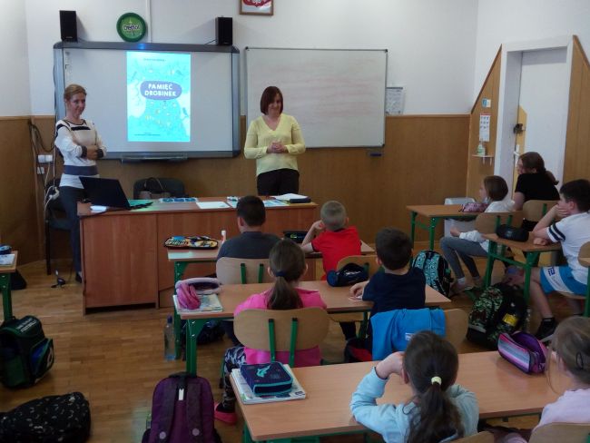 Dwóch nauczycieli bibliotekarzy Biblioteki Pedagogicznej w Zamościu wraz z uczniami  - uczestnikami warsztatów