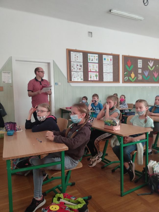 Nauczyciel bibliotekarz Biblioteki Pedagogicznej w Zamościu wraz z uczniami  - uczestnikami warsztatów