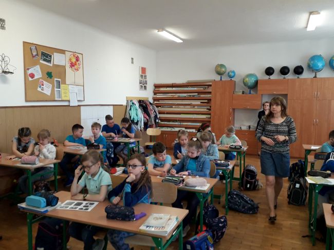 Nauczyciel bibliotekarz Biblioteki Pedagogicznej w Zamościu wraz z uczniami  - uczestnikami warsztatów