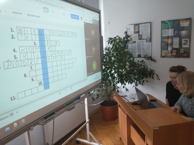 Rozwiązywanie przez uczestników spotkania krzyżówki na interaktywnej tablicy Google Jamboard
