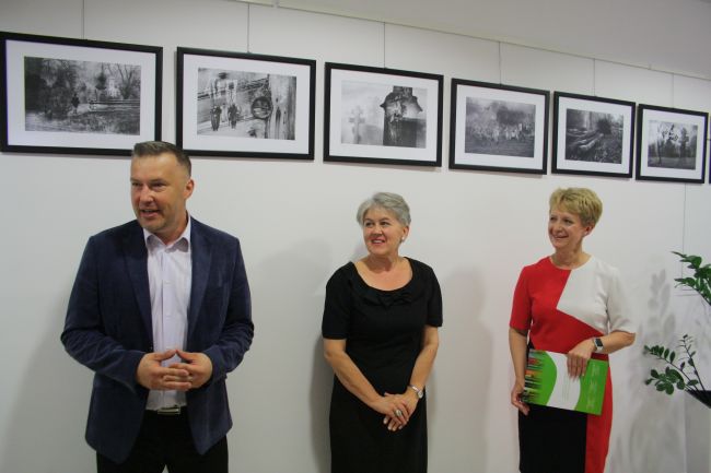 fotografia przedstawia moment otwarcia wystawy przez Panią dr Dorotę Mach – dyrektor Biblioteki Pedagogicznej w Zamościu oraz Pana Andrzeja Pogudza – Prezes Zamojskiego Towarzystwa Fotograficznego i autorkę wystawy Panią Alicję Przybyszowską.