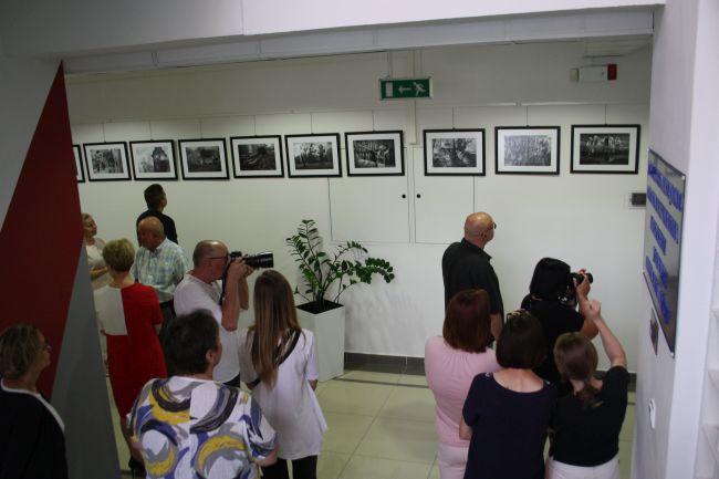 fotografia przedstawia osoby uczestniczące w otwarciu wystawy
