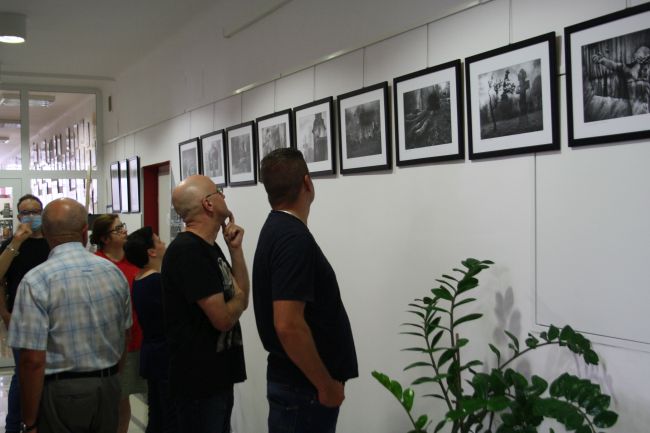 fotografia przedstawia osoby uczestniczące w otwarciu wystawy