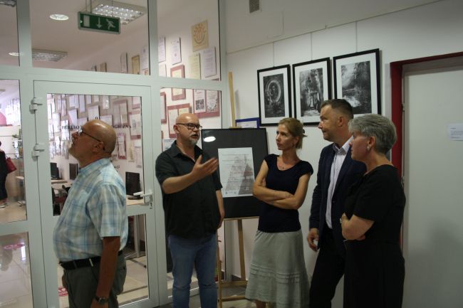 fotografia przedstawia osoby uczestniczące w otwarciu wystawy