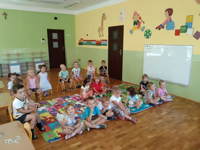grupa zasłuchanych przedszkolaków 