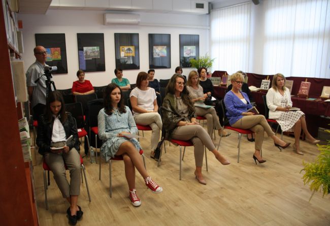 Uczestnicy Narodowego Czytania zgromadzeni w czytelni Biblioteki Pedagogicznej w Zamościu.